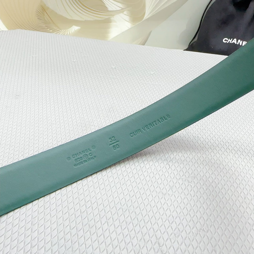 CHANEL 30MM BELT IN COOL GREEN SHINNY CALFSKIN WHITE LOGO