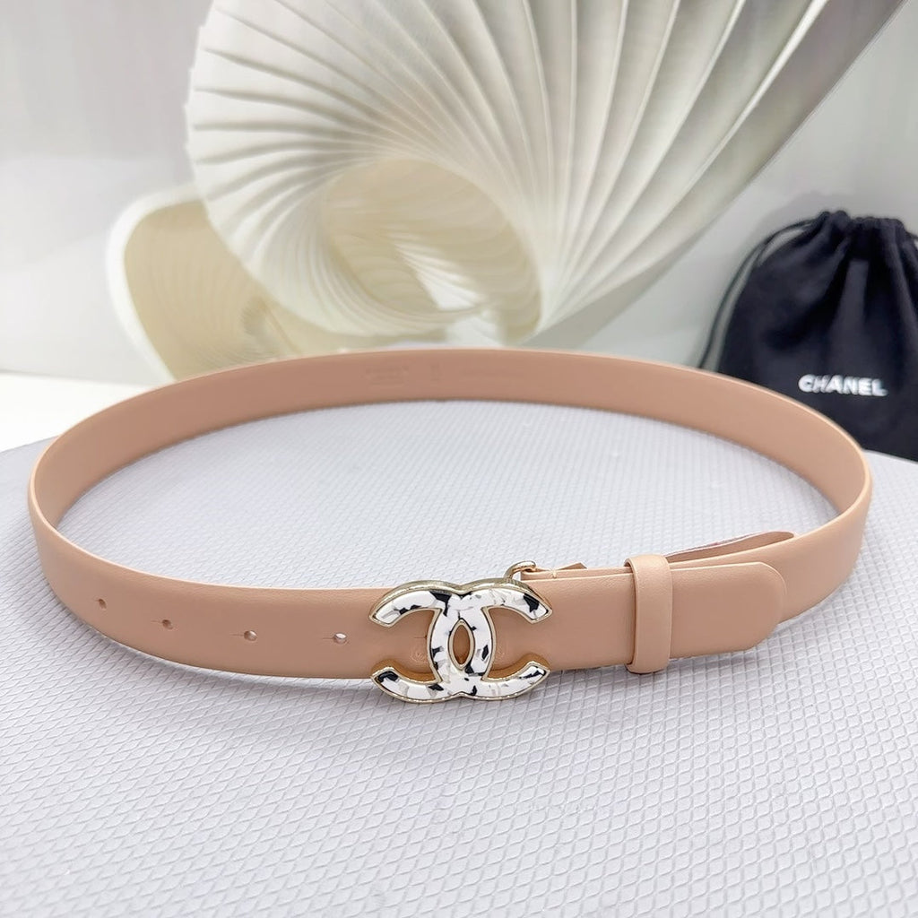 CHANEL 30MM BELT IN ALMOND BEIGE SHINNY CALFSKIN WHITE LOGO