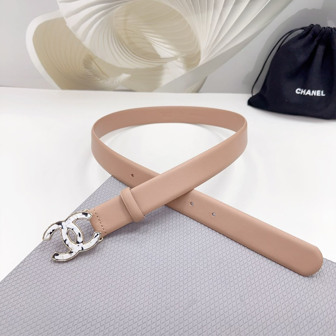 CHANEL 30MM BELT IN ALMOND BEIGE SHINNY CALFSKIN WHITE LOGO