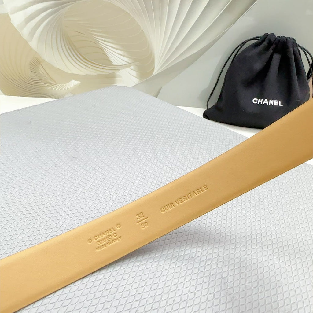CHANEL 30MM BELT IN GOLDENROD BROWN SHINNY CALFSKIN WHITE LOGO