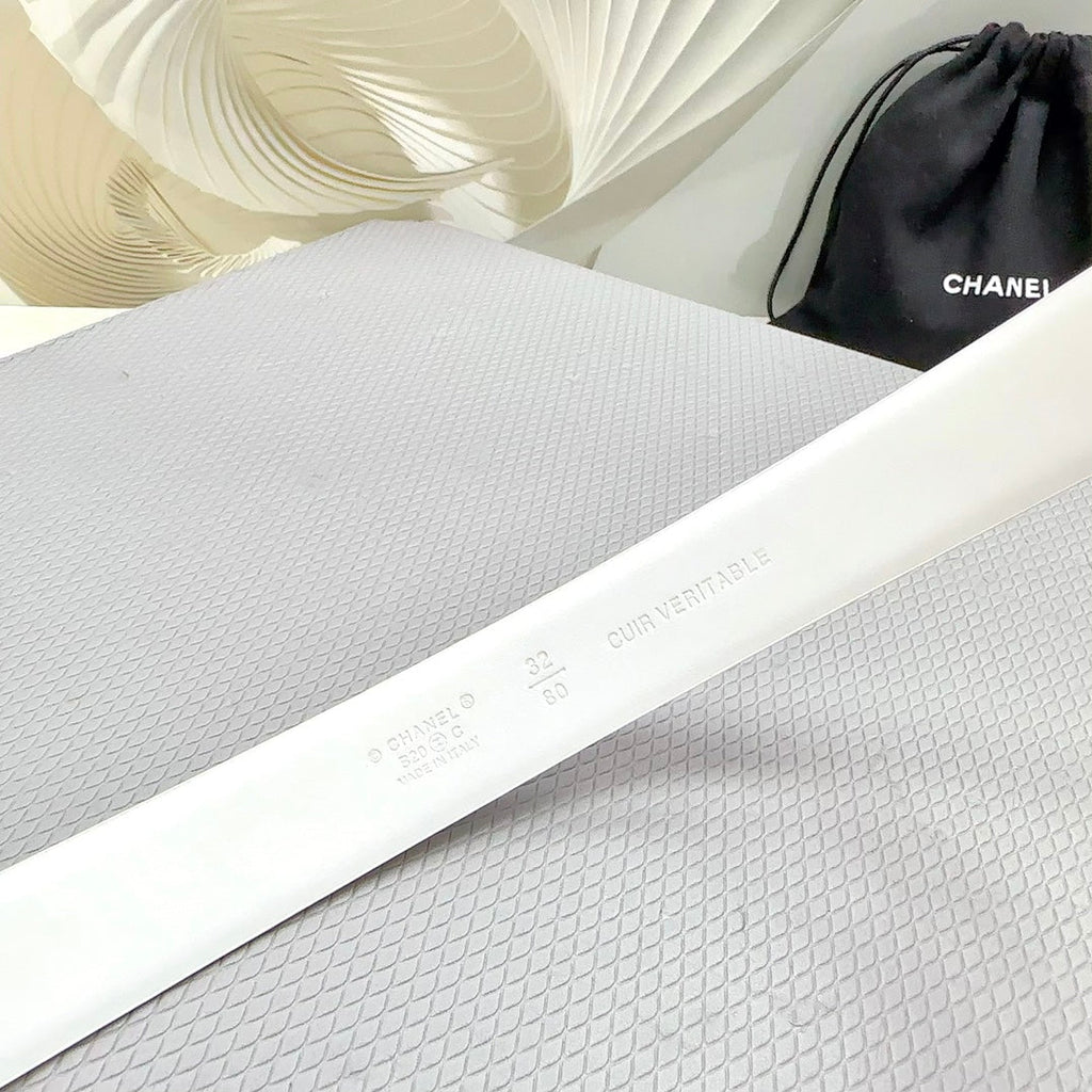 CHANEL 30MM BELT IN WHITE SHINNY CALFSKIN WHITE LOGO