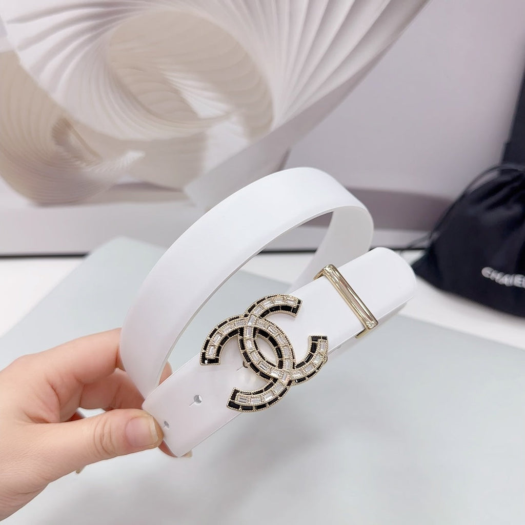 CHANEL 30MM BELT IN WHITE SMOOTH CALFSKIN METAL LOGO