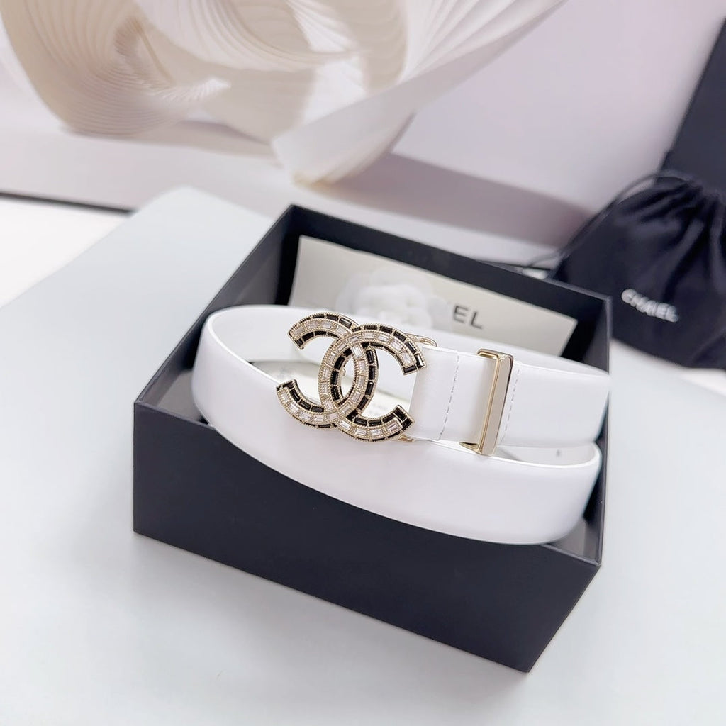 CHANEL 30MM BELT IN WHITE SMOOTH CALFSKIN METAL LOGO