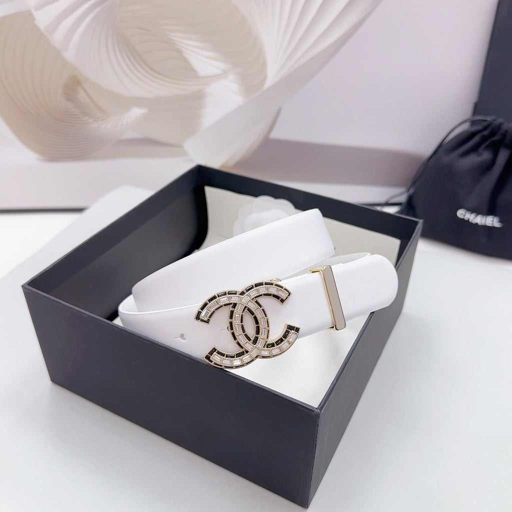 CHANEL 30MM BELT IN WHITE SMOOTH CALFSKIN METAL LOGO
