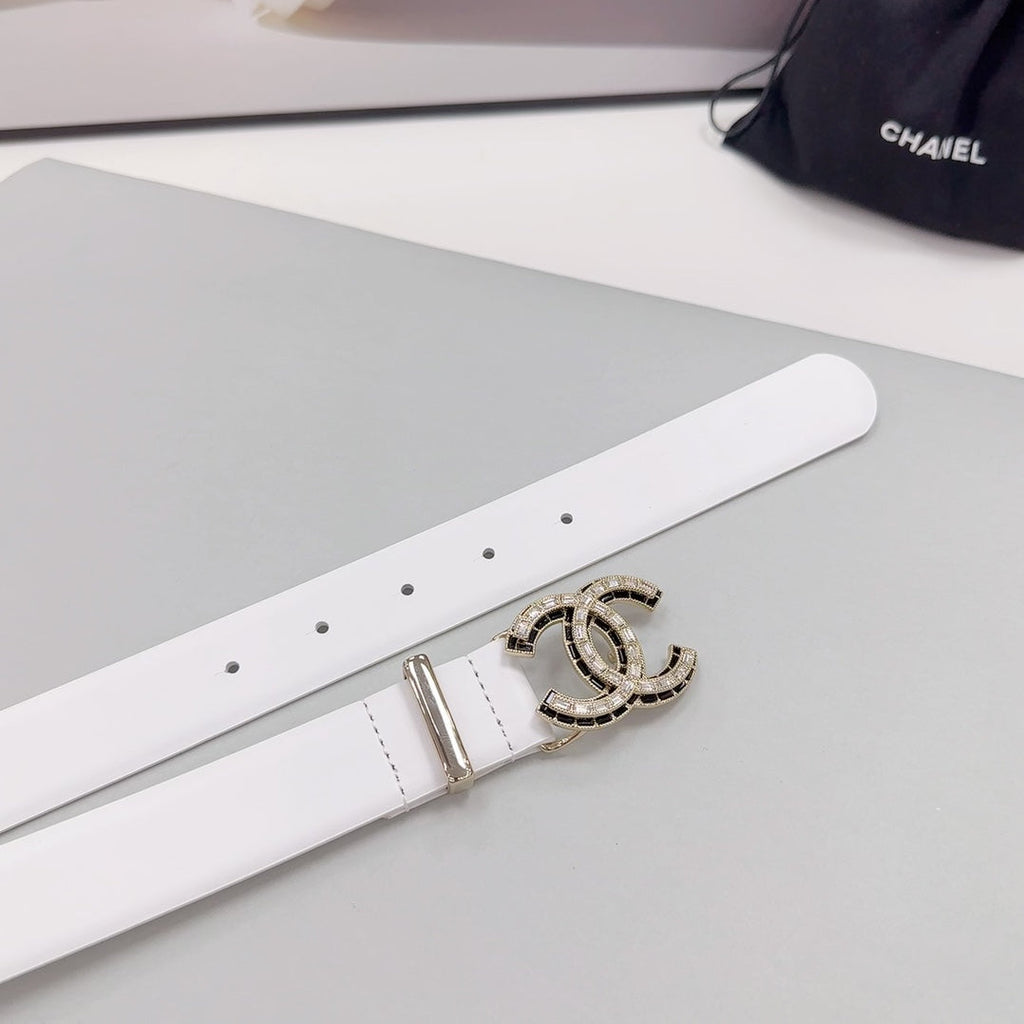CHANEL 30MM BELT IN WHITE SMOOTH CALFSKIN METAL LOGO
