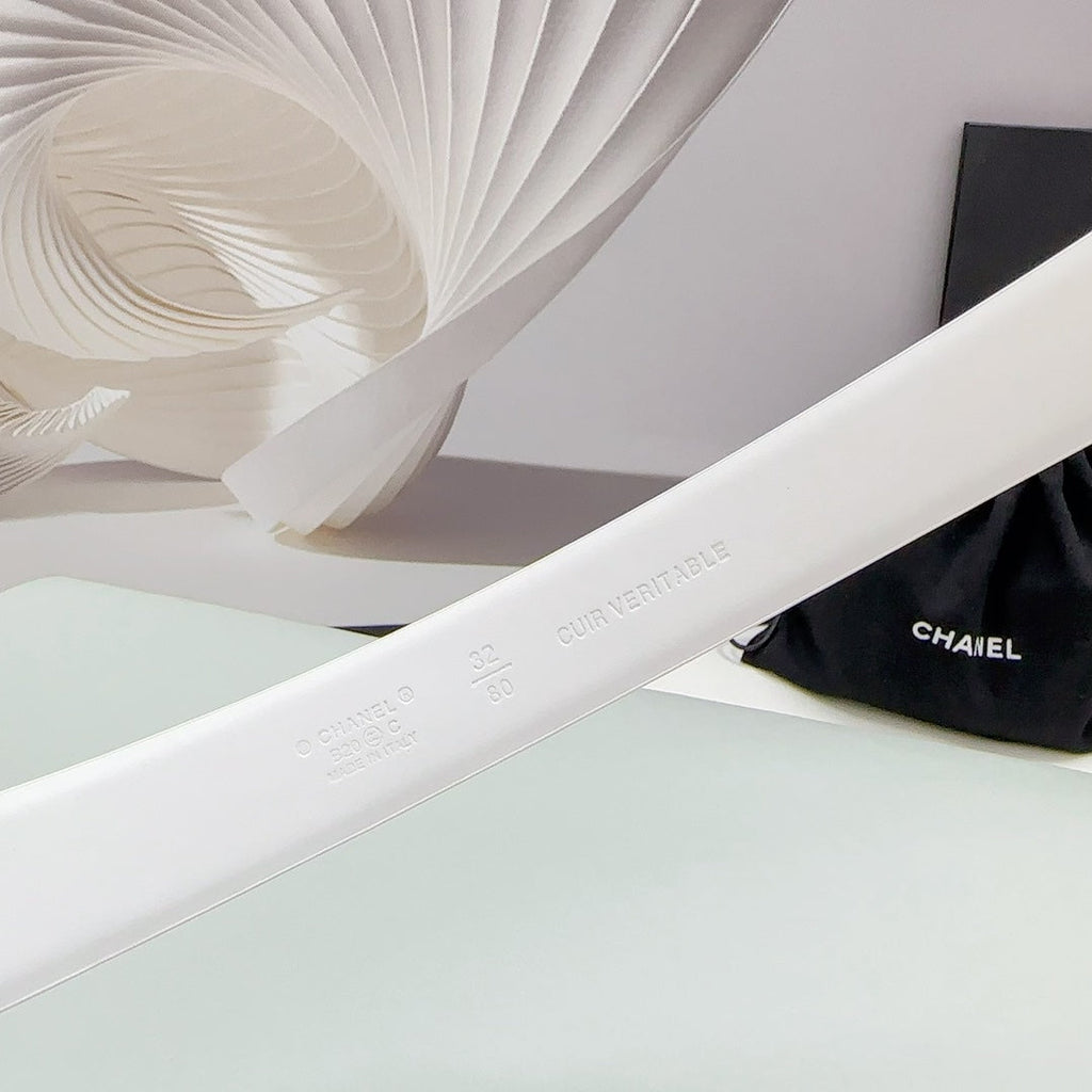CHANEL 30MM BELT IN WHITE SMOOTH CALFSKIN METAL LOGO