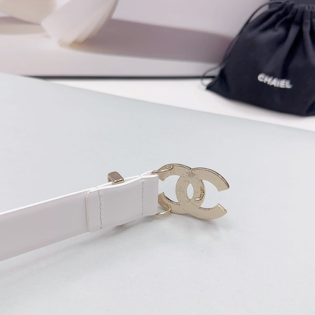 CHANEL 30MM BELT IN WHITE SMOOTH CALFSKIN METAL LOGO