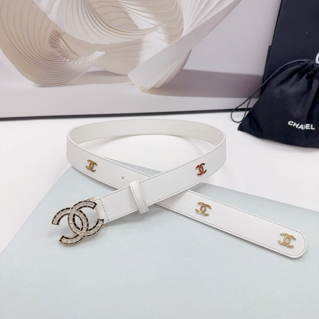 CHANEL 30MM BELT IN WHITE SMOOTH CALFSKIN METAL LOGO GOLD HARDWARE