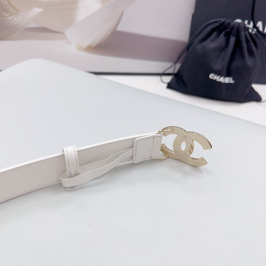 CHANEL 30MM BELT IN WHITE SMOOTH CALFSKIN METAL LOGO GOLD HARDWARE
