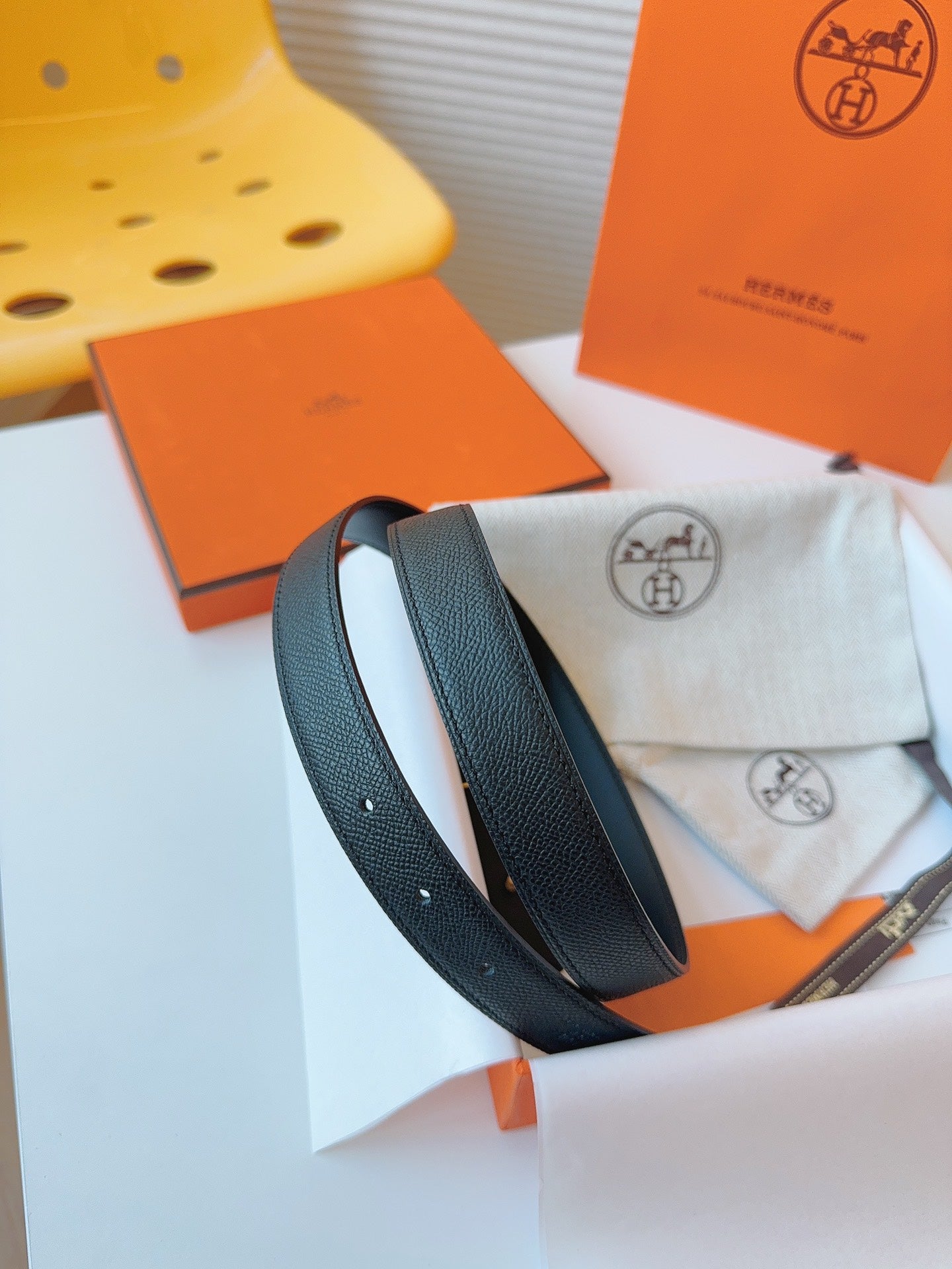 HERMES MINI H BELT BUCKLE & REVERSIBLE BLACK LEATHER STRAP 24 MM GOLD HARDWARE