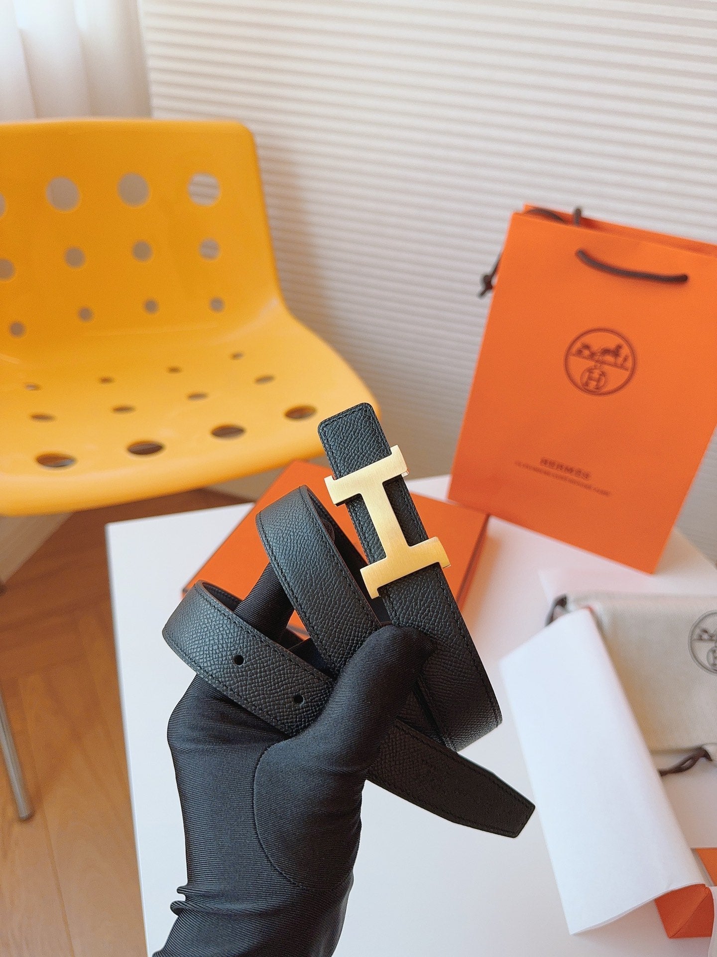 HERMES MINI H BELT BUCKLE & REVERSIBLE BLACK LEATHER STRAP 24 MM GOLD HARDWARE