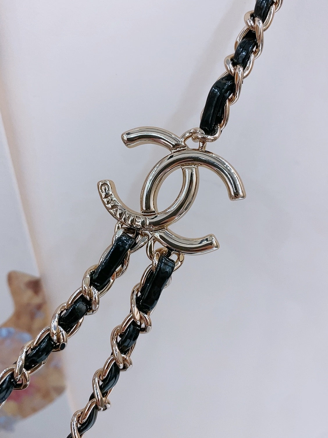 CHANEL CHAIN BELT IN GOLD METAL INTERWOVEN WITH CALFSKIN STRAPS