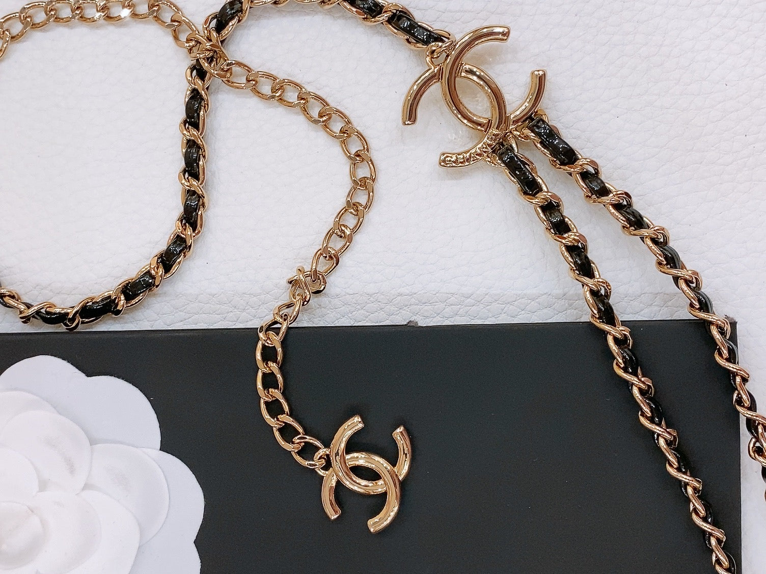 CHANEL CHAIN BELT IN GOLD METAL INTERWOVEN WITH CALFSKIN STRAPS