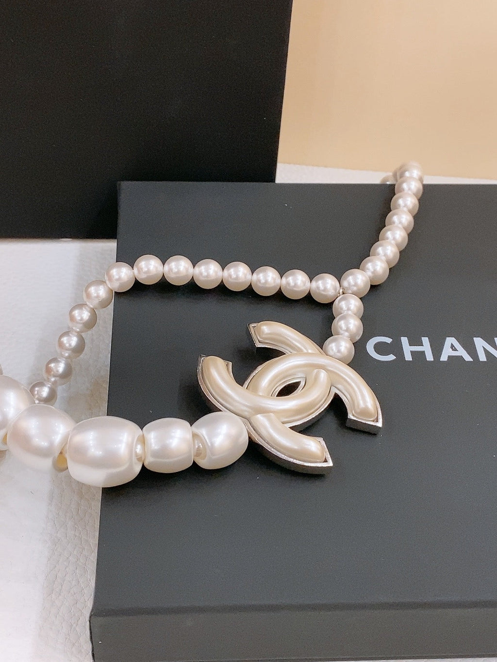 CHANEL CHAIN BELT IN PEARL AND SILVER METAL