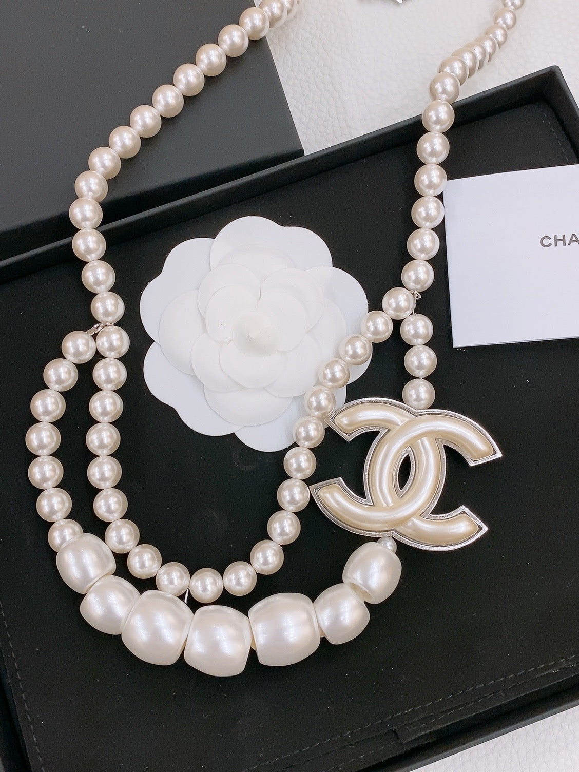 CHANEL CHAIN BELT IN PEARL AND SILVER METAL