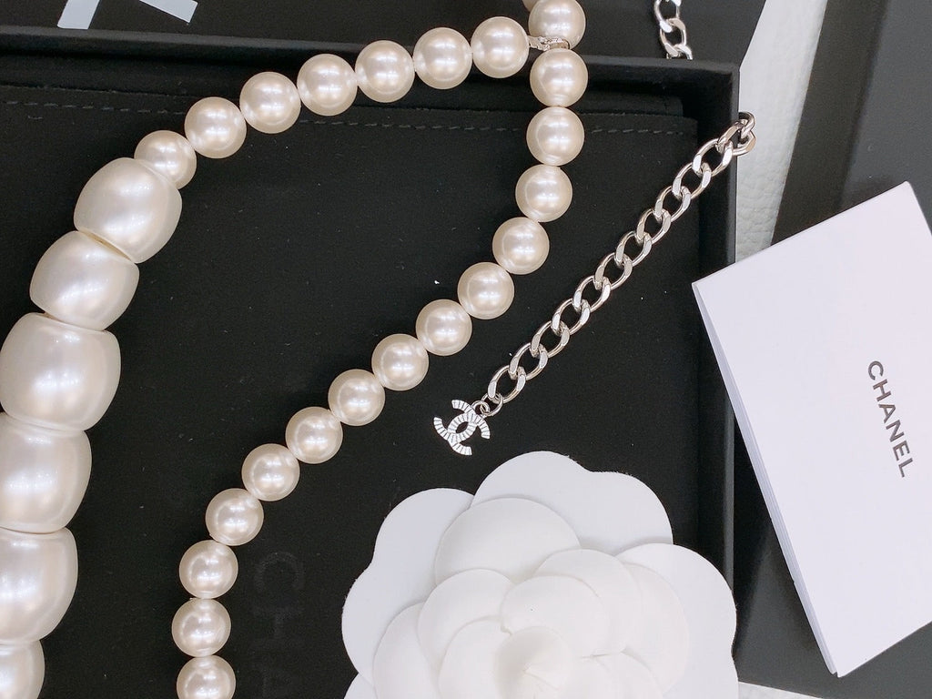 CHANEL CHAIN BELT IN PEARL AND SILVER METAL