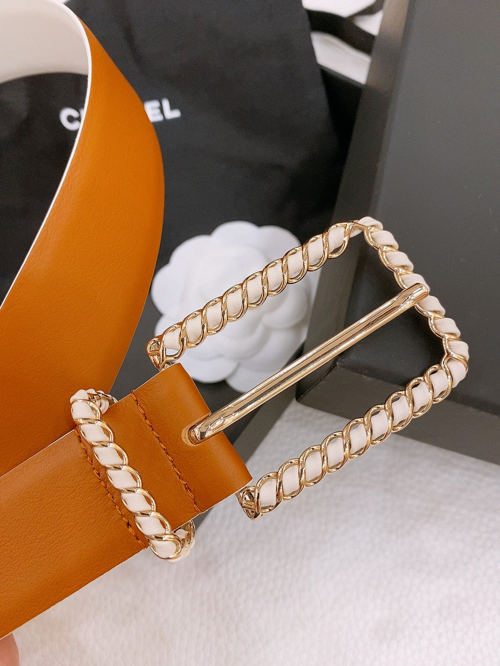 CHANEL BELT 30MM IN BROWN AND WHITE CALFSKIN WITH INTERWOVEN GOLD CHAIN BUCKLE