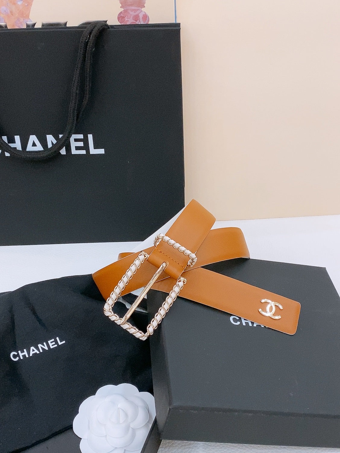 CHANEL BELT 30MM IN BROWN AND WHITE CALFSKIN WITH INTERWOVEN GOLD CHAIN BUCKLE