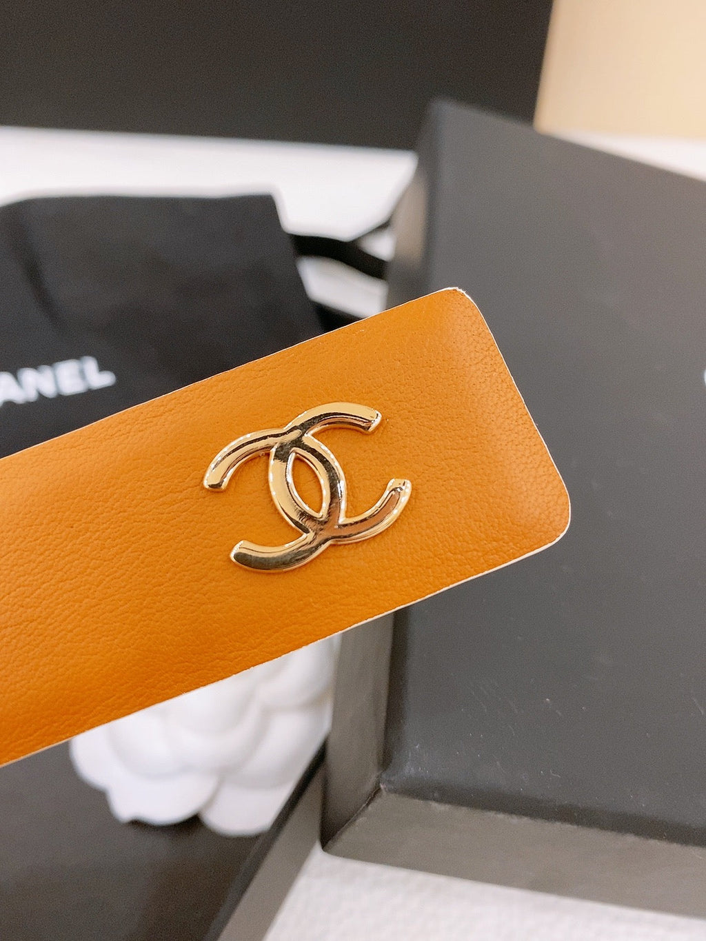 CHANEL BELT 30MM IN BROWN AND WHITE CALFSKIN WITH INTERWOVEN GOLD CHAIN BUCKLE