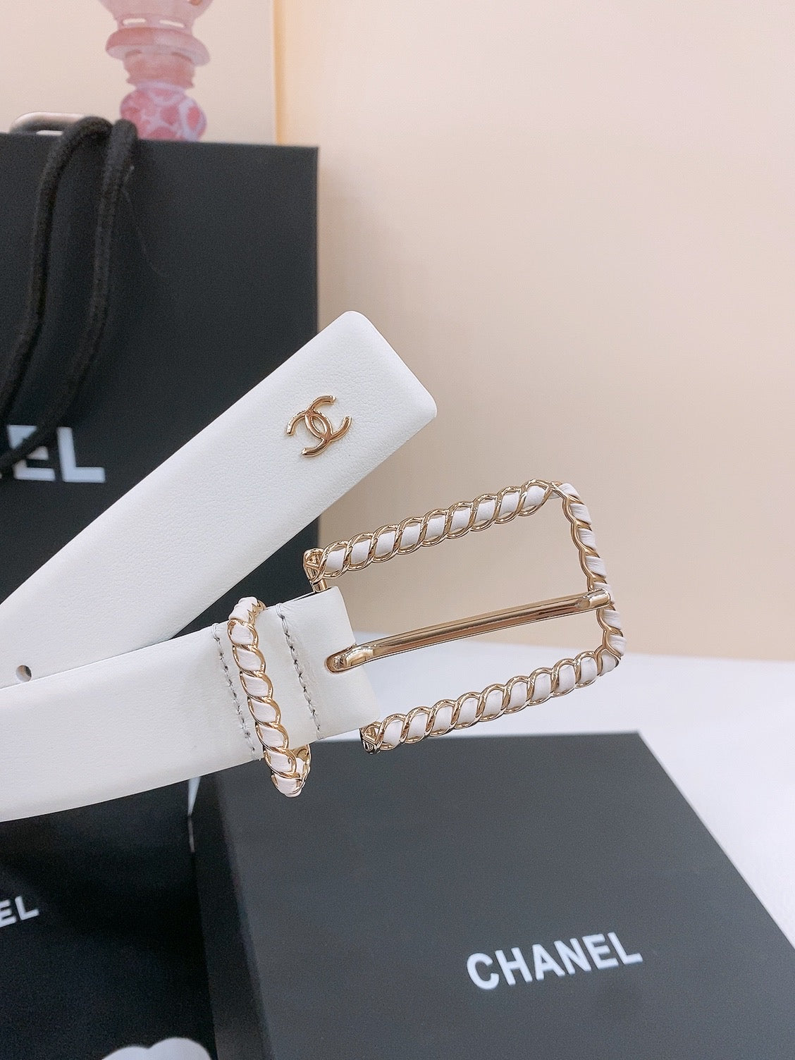 CHANEL BELT 30MM IN BLACK AND WHITE CALFSKIN WITH INTERWOVEN GOLD CHAIN BUCKLE