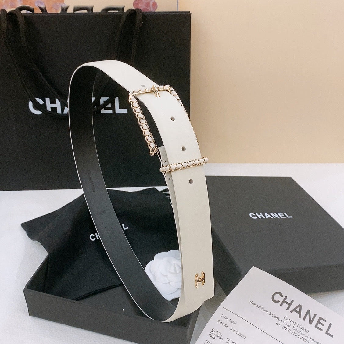 CHANEL BELT 30MM IN BLACK AND WHITE CALFSKIN WITH INTERWOVEN GOLD CHAIN BUCKLE