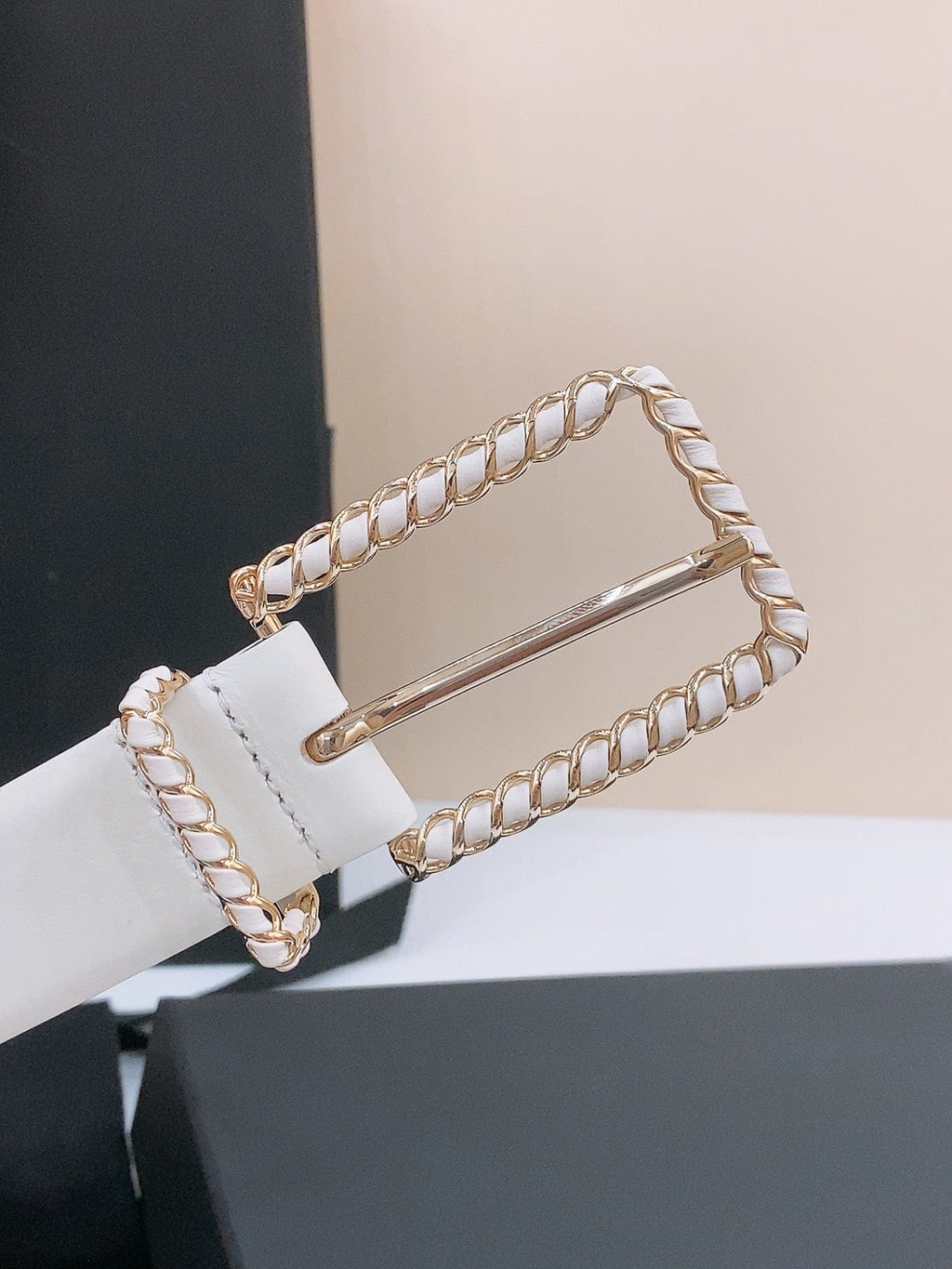 CHANEL BELT 30MM IN BLACK AND WHITE CALFSKIN WITH INTERWOVEN GOLD CHAIN BUCKLE