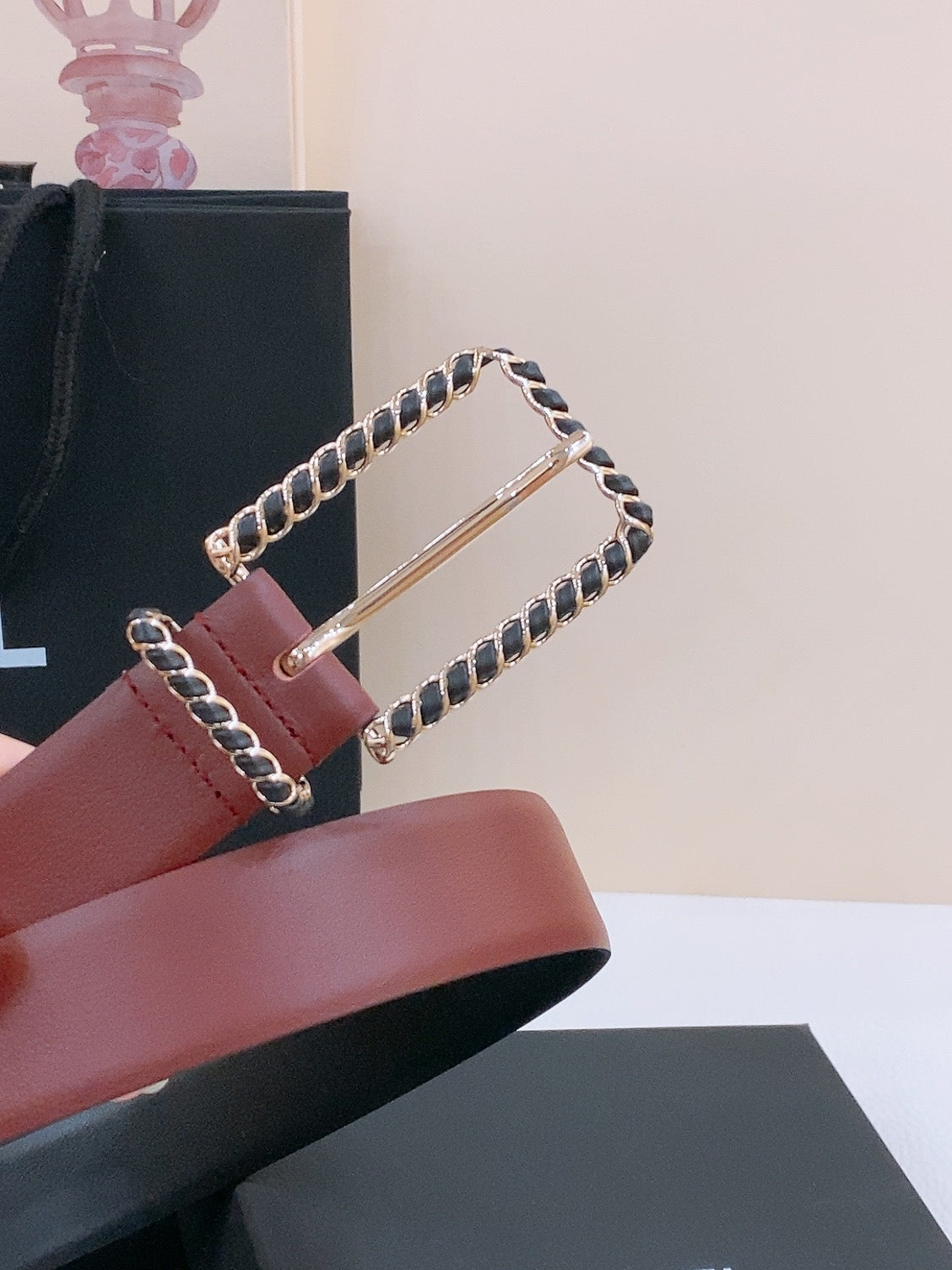 CHANEL BELT 30MM IN BLACK AND RED CALFSKIN WITH INTERWOVEN GOLD CHAIN BUCKLE