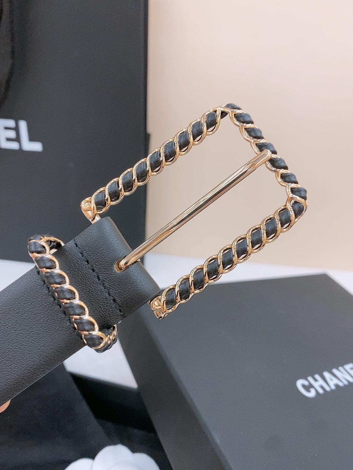 CHANEL BELT 30MM IN BLACK CALFSKIN WITH INTERWOVEN GOLD CHAIN BUCKLE