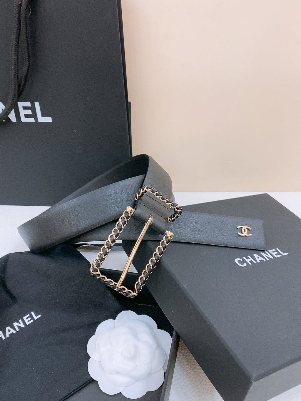 CHANEL BELT 30MM IN BLACK CALFSKIN WITH INTERWOVEN GOLD CHAIN BUCKLE