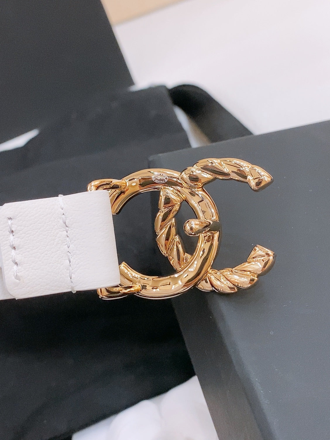 CHANEL DOUBLE C BELT 20MM IN WHITE CALFSKIN WITH GOLD CHAIN INTERWOVEN BUCKLE