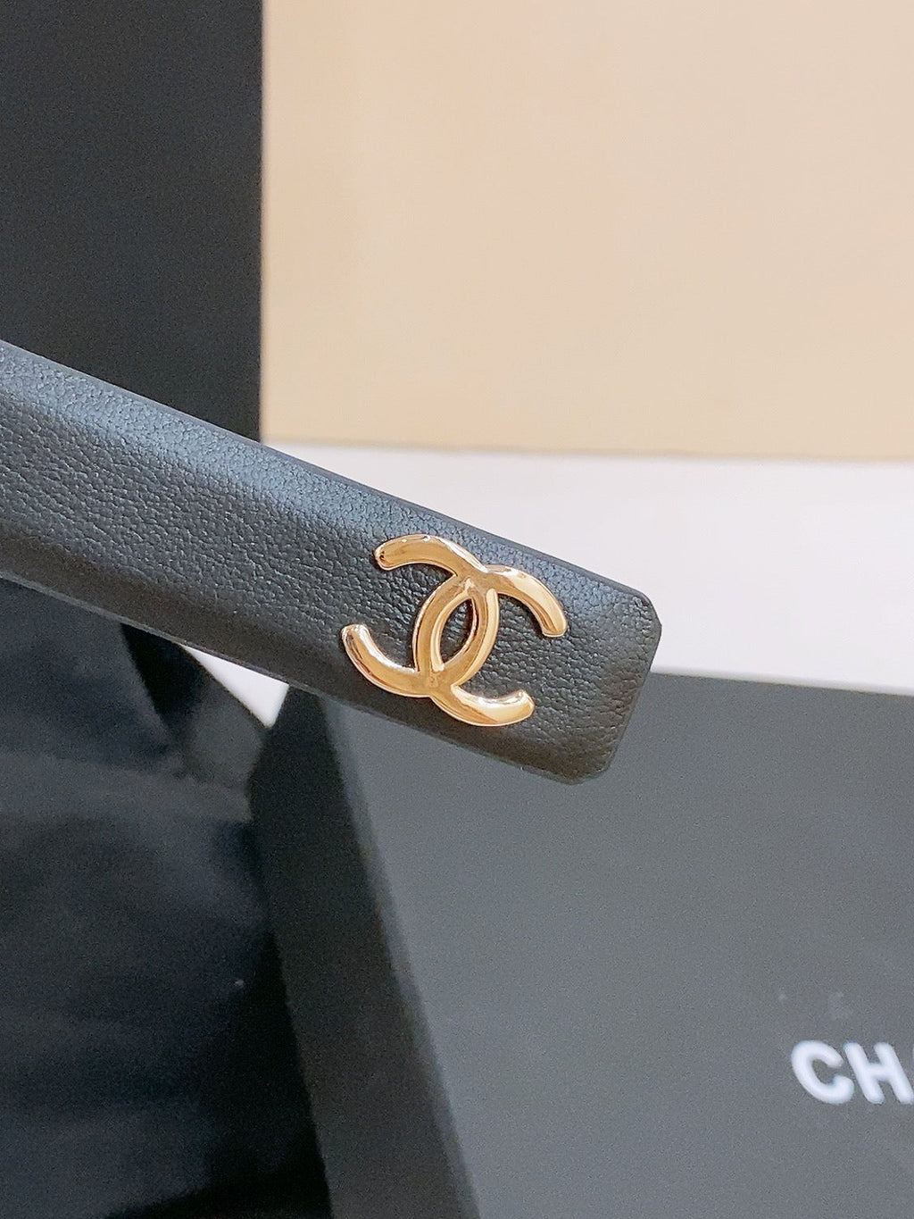 CHANEL DOUBLE C BELT 20MM IN BLACK CALFSKIN WITH GOLD-TONE CHAIN INTERWOVEN BUCKLE